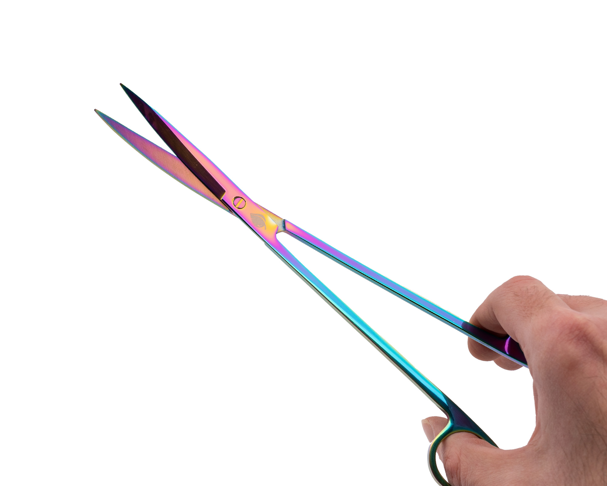 Bunte Friseurschere offen in Hand vor weißem Hintergrund